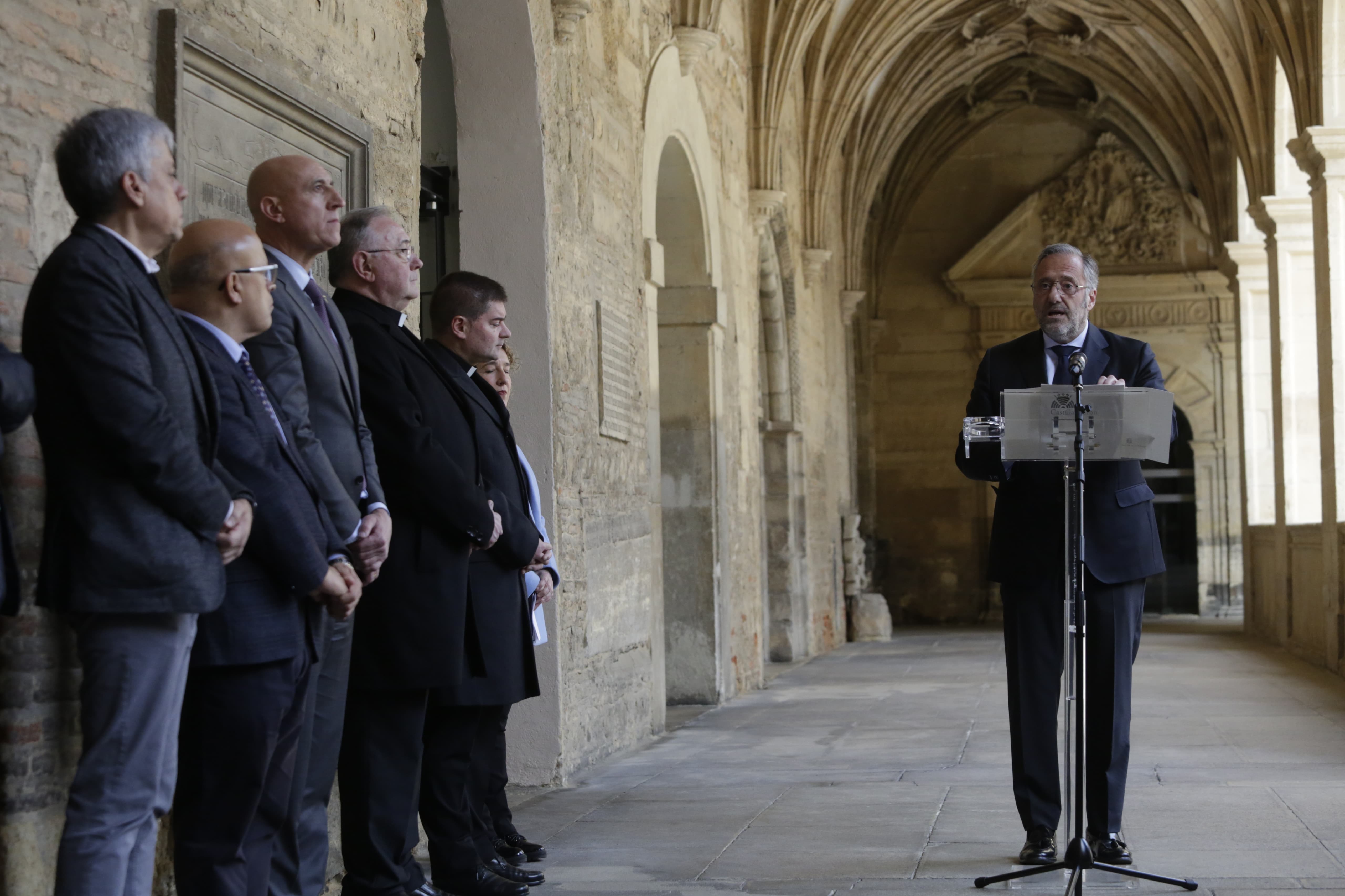 El presidente de las Cortes ensalza el origen y los valores del parlamentarismo leonés en la inauguración de la exposición sobre este hito en San Isidoro
