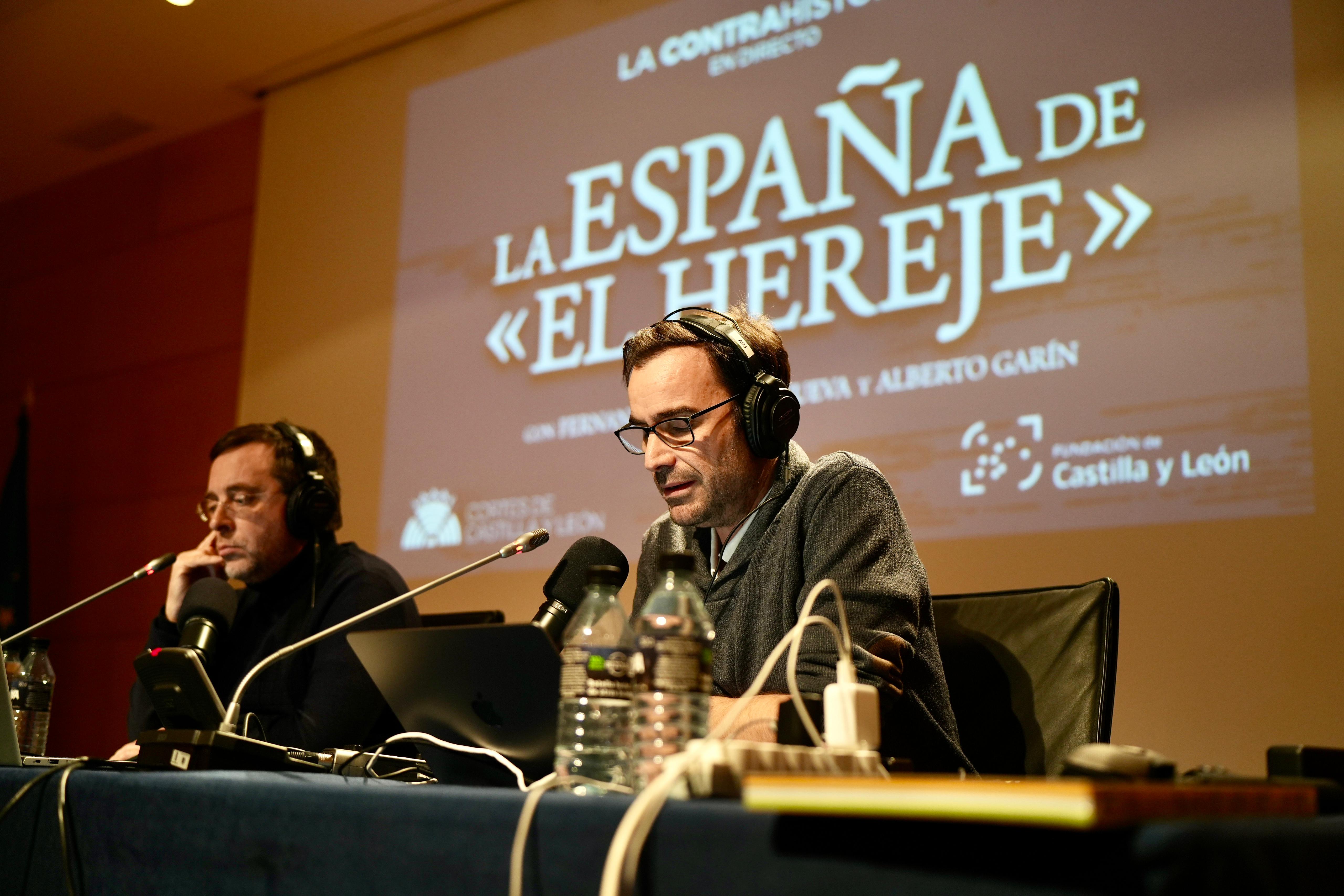 Fernando Díaz Villanueva y Alberto Garín desgranan la ‘contrahistoria’ de la España de ‘El Hereje’ en un podcast desde las Cortes