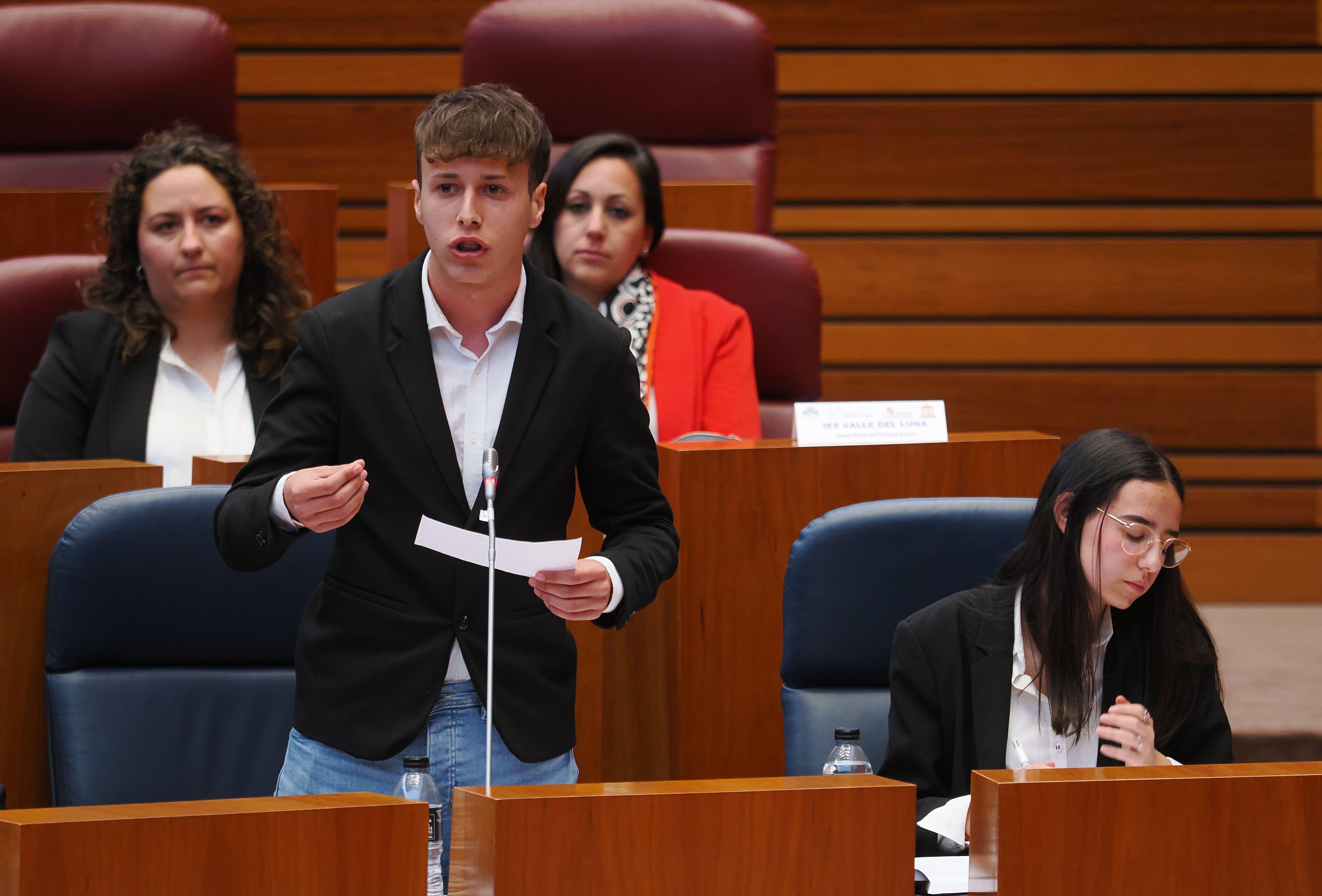Pollán anima a los jóvenes participantes de la Liga Debate a “ejercitarse en el uso de la palabra” y a “cultivar el espíritu crítico”