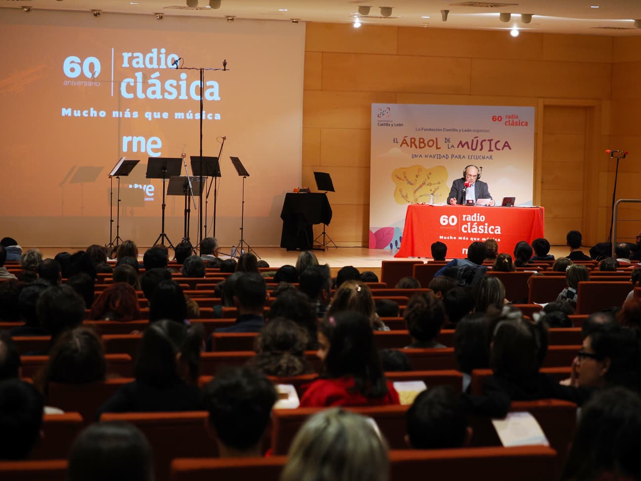 Las Cortes de Castilla y León se llenan de música clásica y público familiar en una actividad navideña para niños